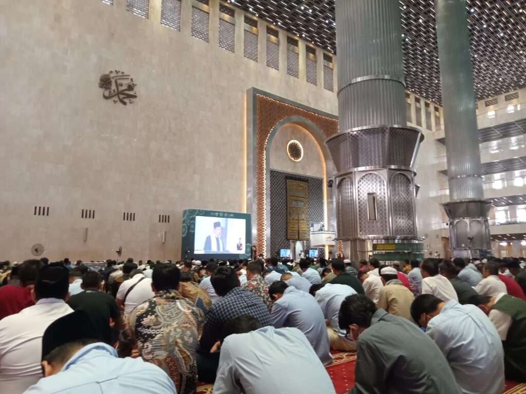 Bagian dalam Masjid Istiqlal. (Foto: Dzakwan)