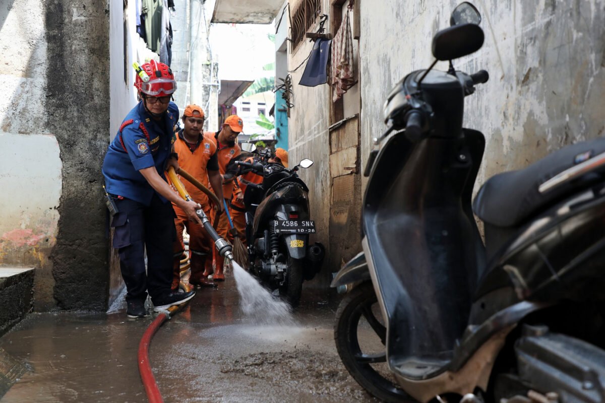 Puluhan Petugas Dikerahkan Bersihkan Lingkungan Pascabanjir di Pejaten Barat