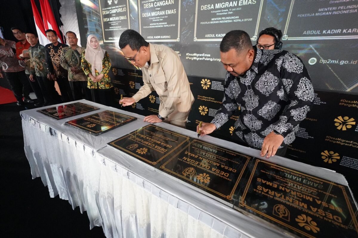 Desa Migran Emas Hadir di Gresik, Menteri Karding: Jaga Mereka agar Aman ke Luar Negeri