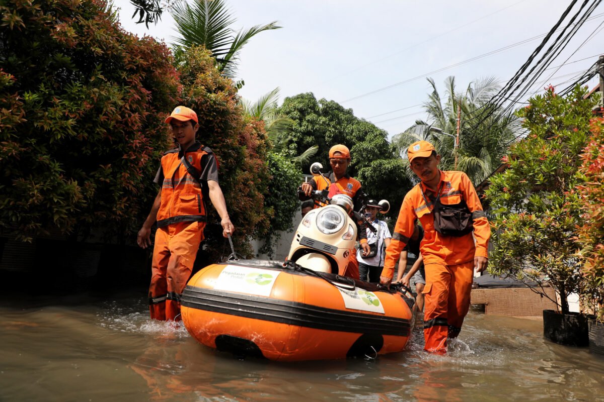 Respons Cepat Atasi Genangan di Duren Tiga, Warga Apresiasi Evakuasi Perahu Karet