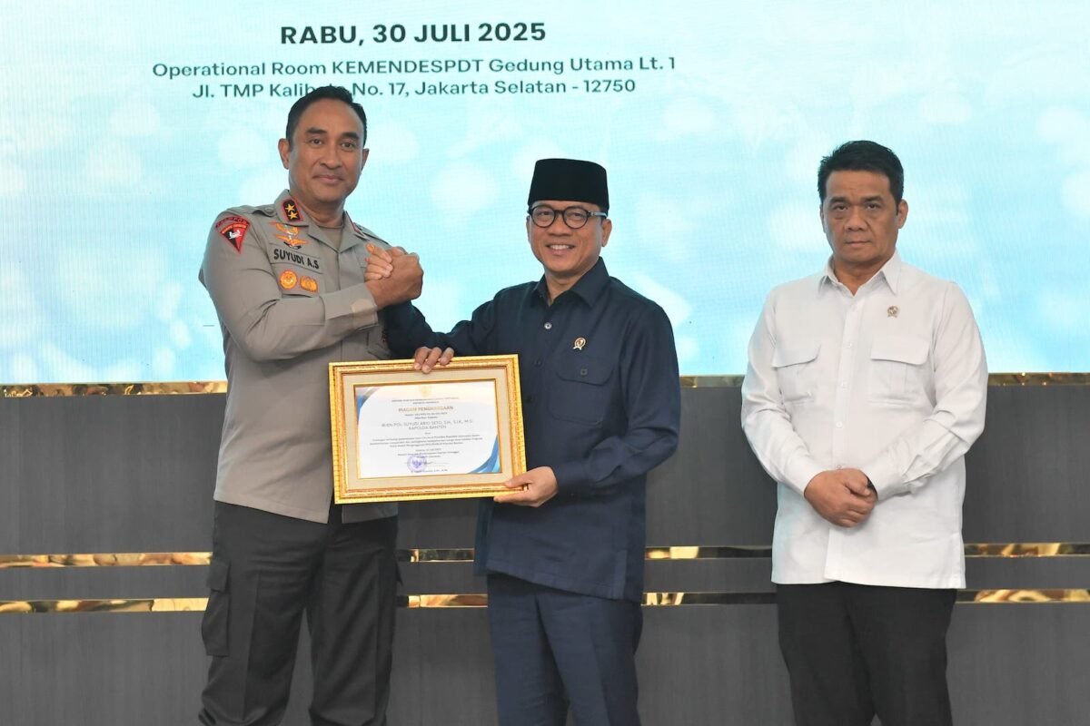 Dukung Asta Cita Presiden, Mendes PDT Beri Penghargaan Kapolda Banten dan Kapolres Sidoarjo