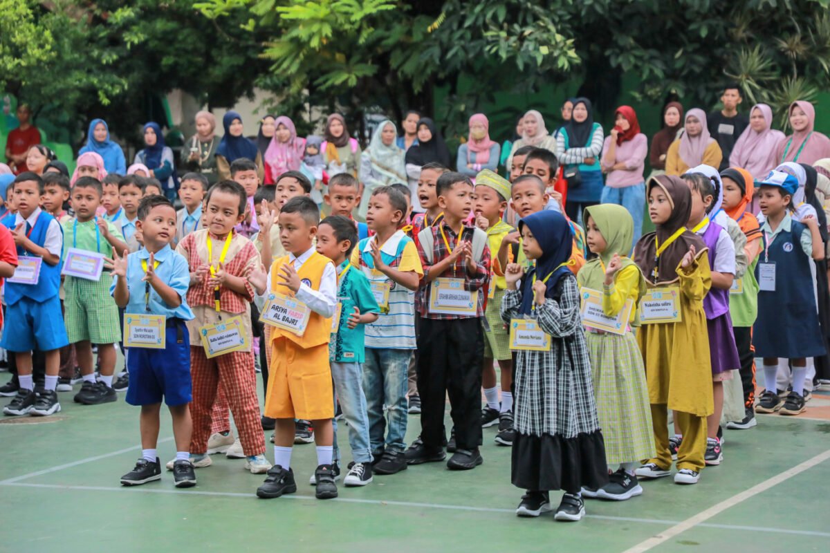 Hari Pertama Sekolah, Pemprov DKI Fasilitasi Ayah Dampingi Anak