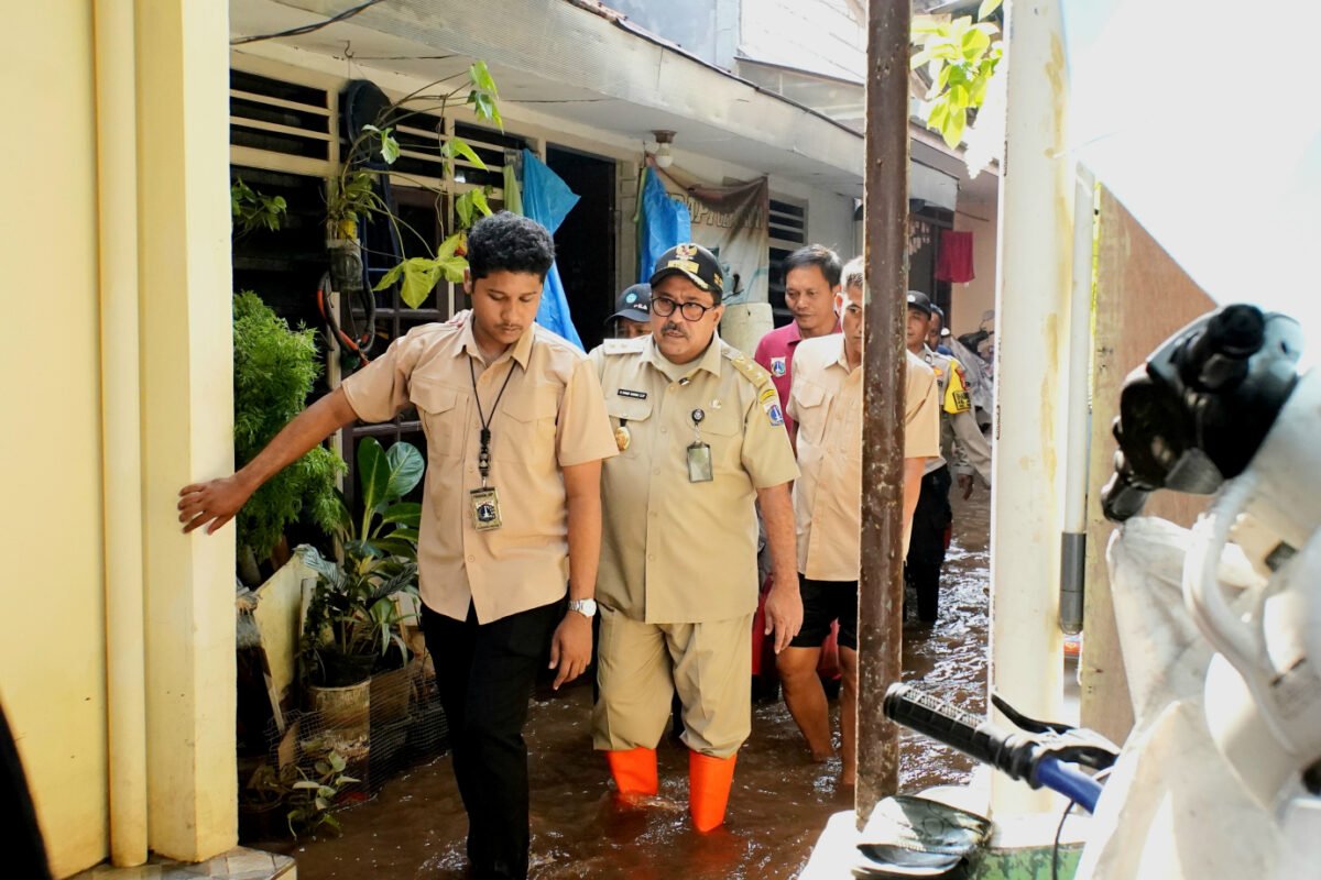 Tinjau Banjir Jakarta Selatan, Rano Karno Evaluasi Penanganan dan Relokasi Puskesmas