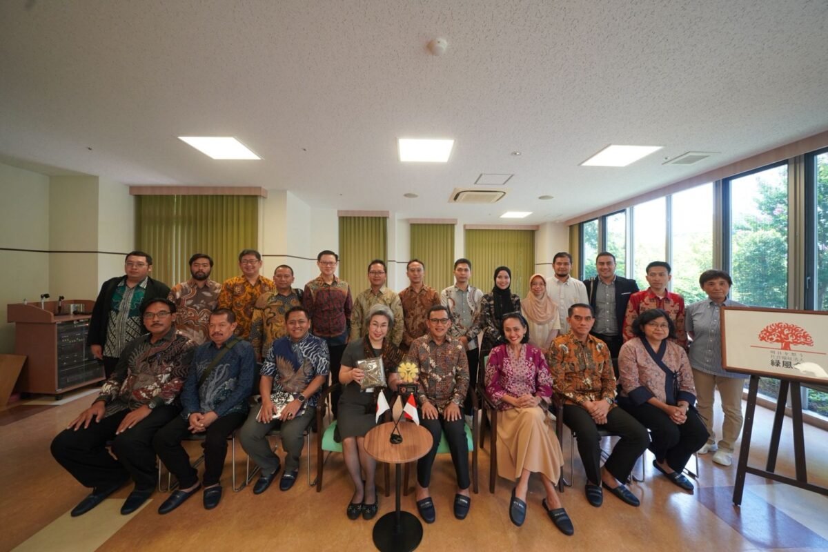 Menteri P2MI Mengunjungi Perawat Indonesia di Rumah Lansia Elizabeth Jepang
