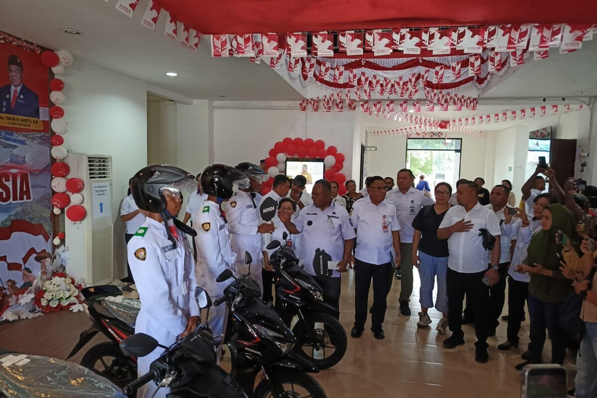 Menkum Tepati Janji Hadiah Motor untuk Paskibraka Papua Barat Daya