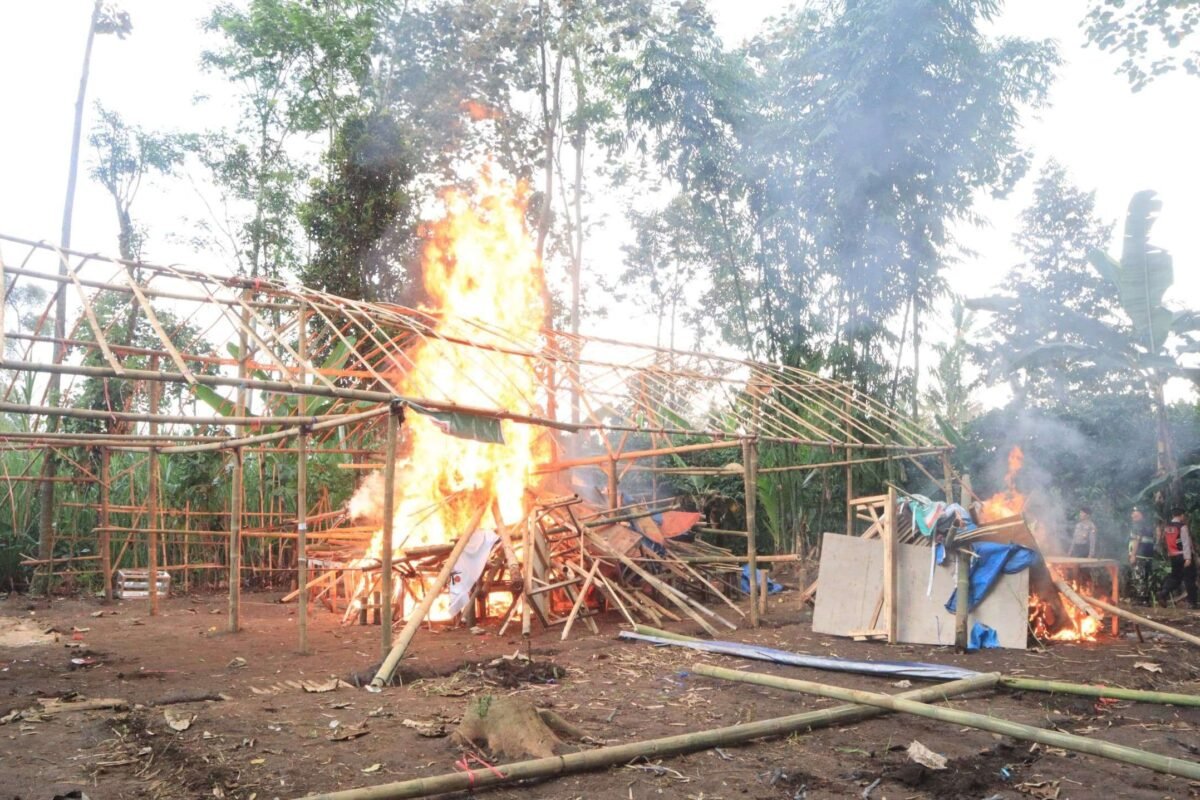 Aparat Tertibkan Arena Sabung Ayam di Blandit Singosari