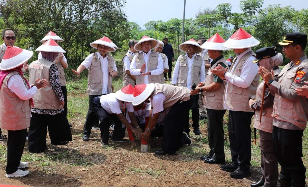 Di Momen Pencanangan GEMAPATAS 2025, Menteri Nusron: Semua Masyarakat Wajib Pasang Patok