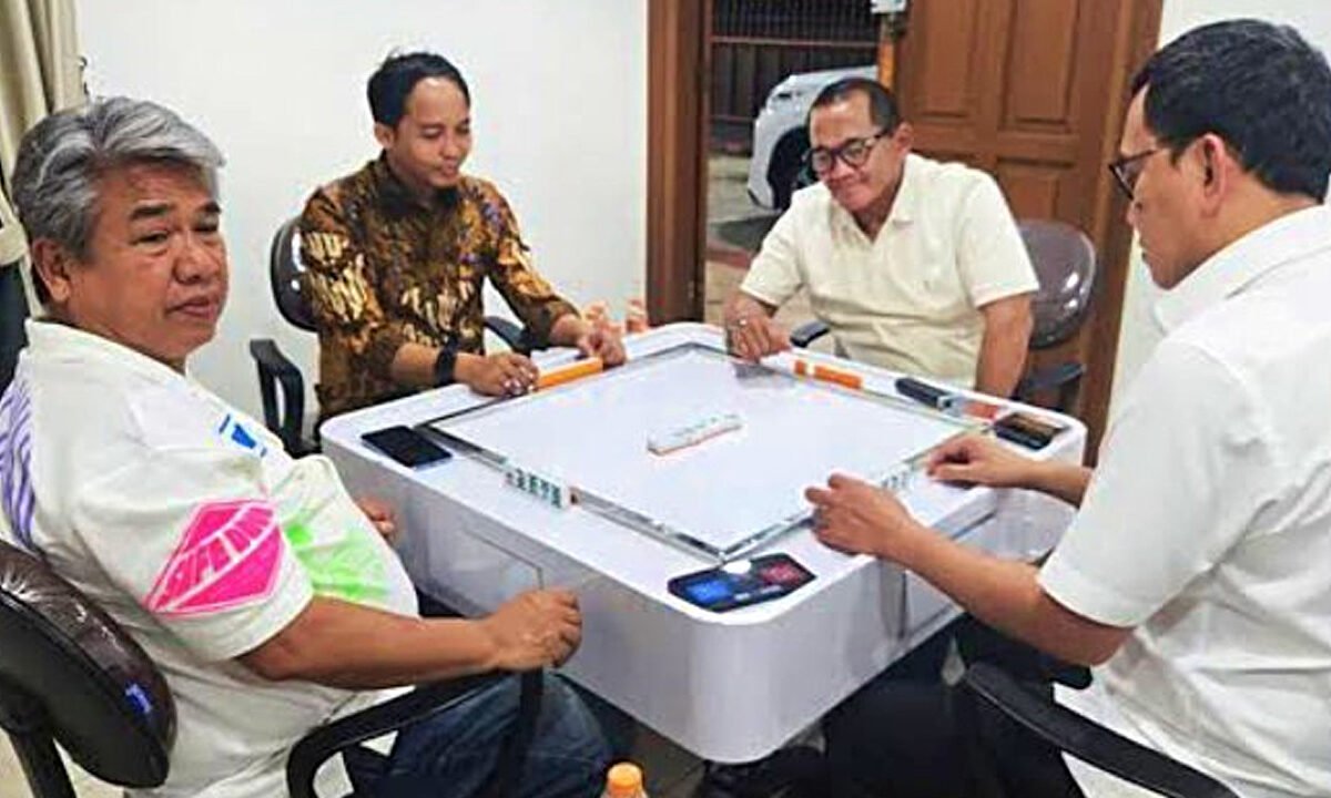Viral Foto Menhut Raja Juli Bareng Tersangka Pembalakan Liar, DPR: Cederai Kepercayaan Publik