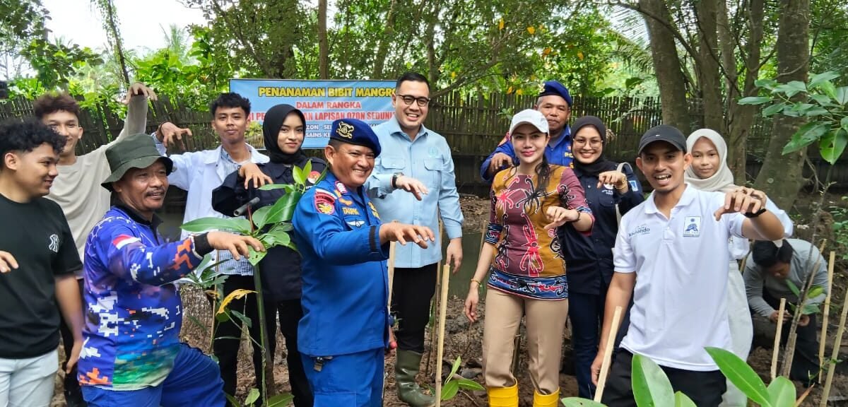 Tanam Mangrove Bareng Stafsus MPR, Ditpolairud Kaltim Ajak Masyarakat Peduli Ozon dan Pesisir