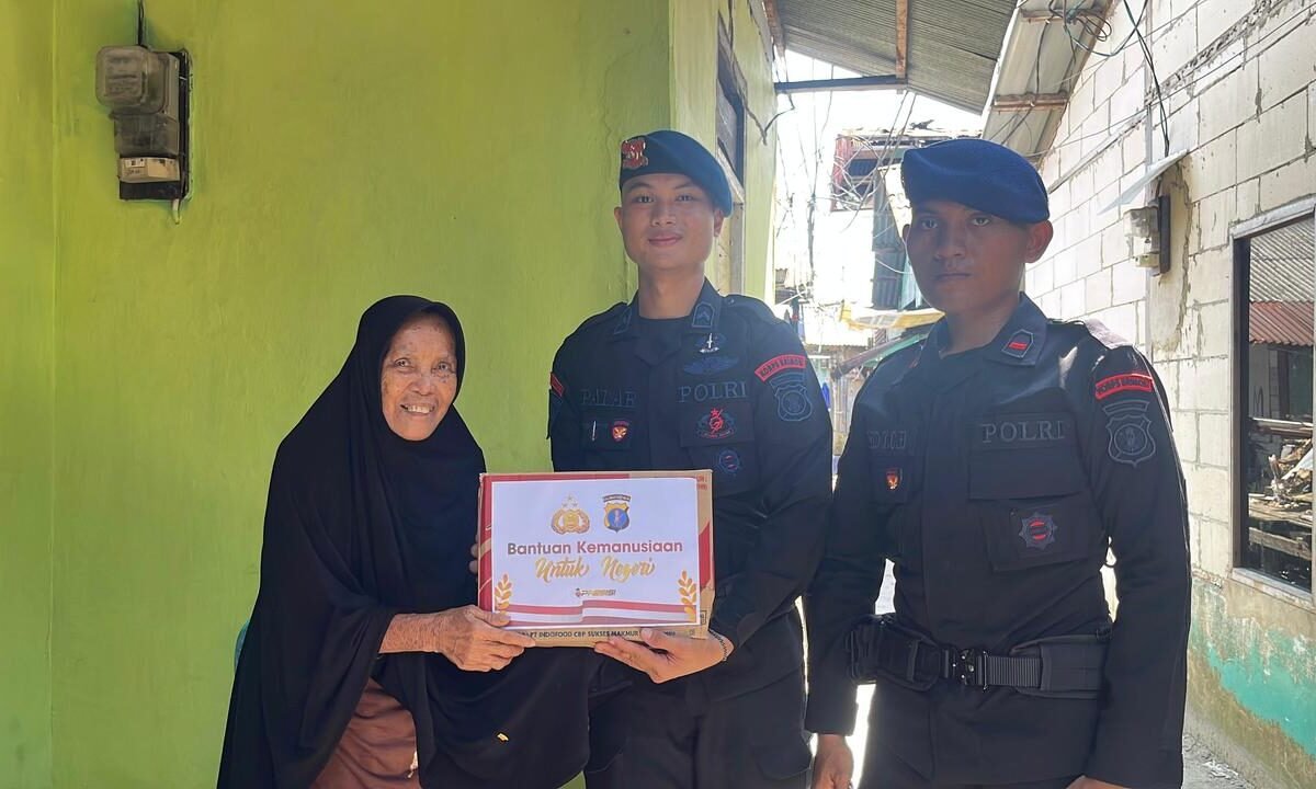Batalyon A Brimob Kaltim Gelar Jumat Berkah, Bagikan Sembako ke Warga Balikpapan