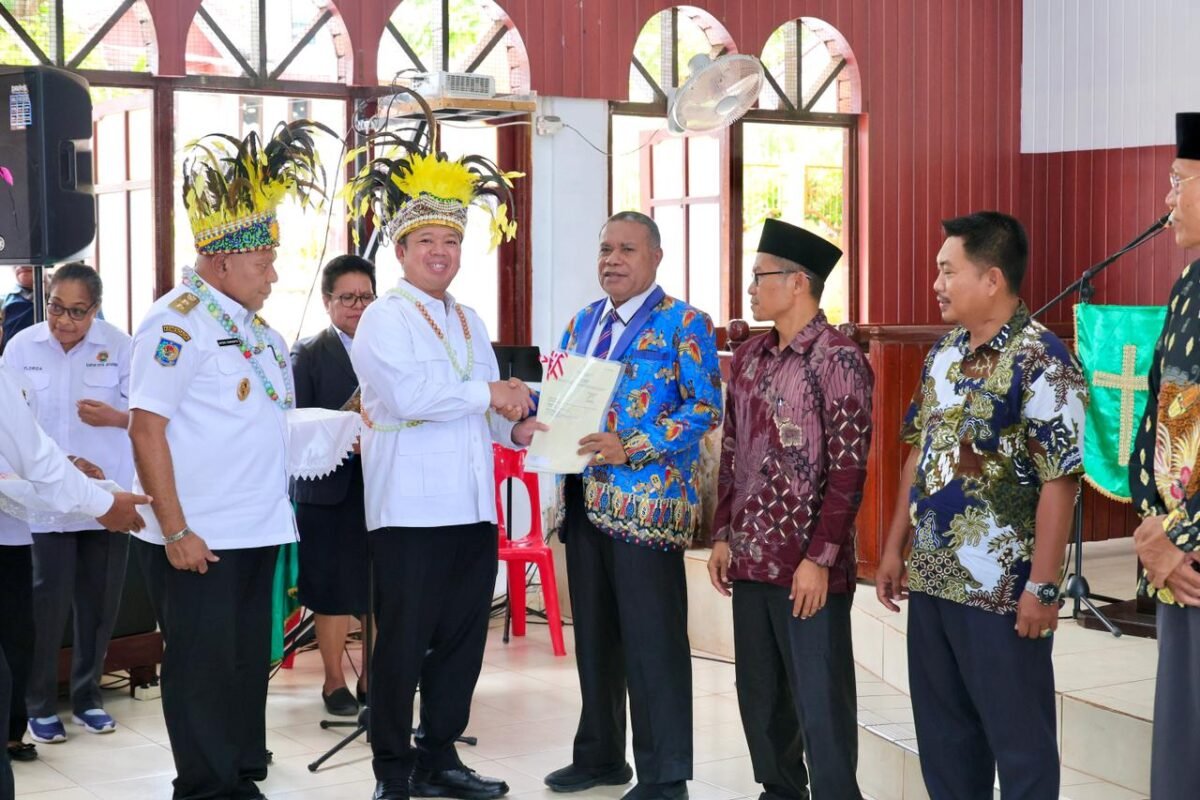 Menteri Nusron Serahkan Sertipikat di Papua: Era Presiden Prabowo Semua Tempat Ibadah Harus Disertipikatkan Tanpa Pengecualian