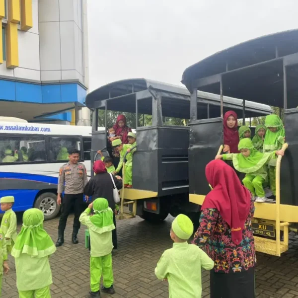 Satsamapta Polres Kutai Barat dampingi kunjungan anak TK secara humanis dan edukatif