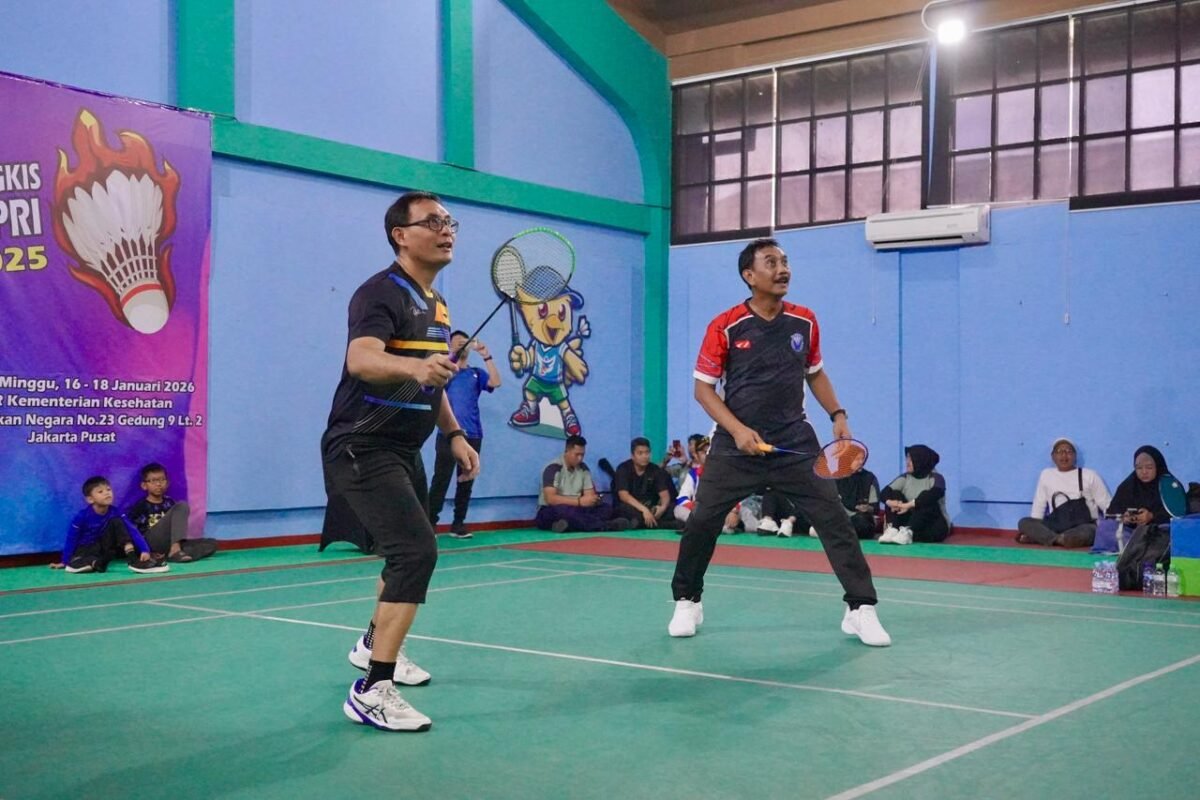 Sekjen ATR/BPN Ikuti Laga Eksibisi Pembukaan Kejuaraan Bulutangkis HUT ke-54 KORPRI