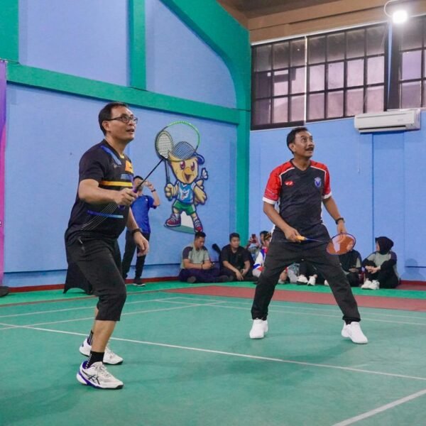 Sekjen ATR/BPN Ikuti Laga Eksibisi Pembukaan Kejuaraan Bulutangkis HUT ke-54 KORPRI