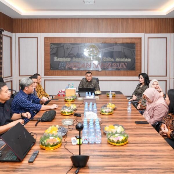 Kunjungi Dua Kantah di Sumut, Wamen Ossy Monitoring Kesiapan WBBM hingga Serahkan Sertipikat kepada Masyarakat