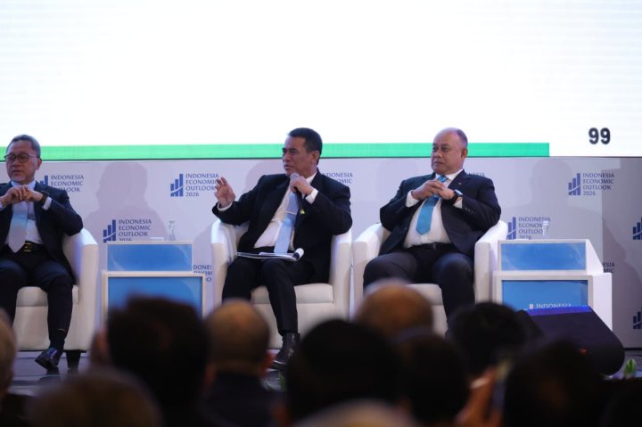 Swasembada dipercepat lewat deregulasi 500 aturan dan modernisasi pertanian, Mentan Andi Amran Sulaiman paparkan strategi di Jakarta.