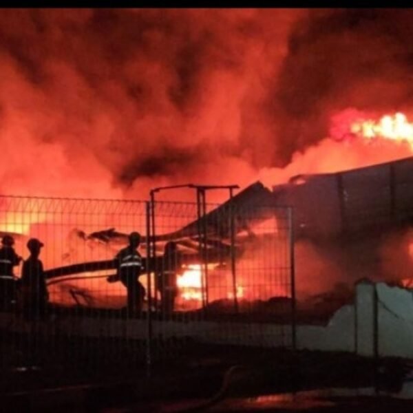 Kebakaran Pabrik Plastik Wanaherang Bogor Membesar, Api Sulit Dipadamkan Meski Diguyur Hujan