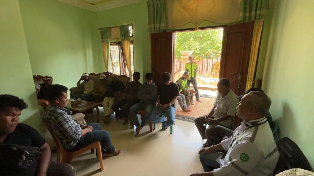 Warga Muara Jawa mendatangi kantor PT Bintang Prima Energy Pratama menuntut operasional tambang kembali dibuka setelah aktivitas berhenti akibat izin RKAB belum disetujui.