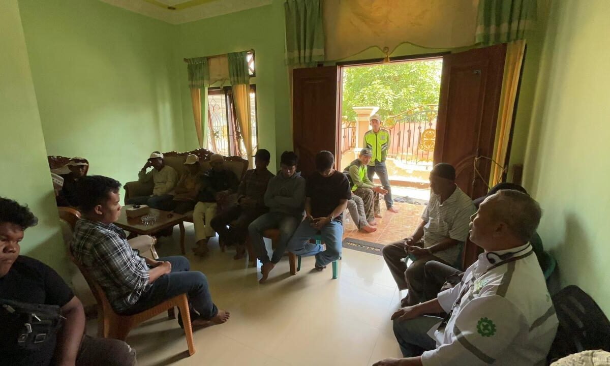 Warga Muara Jawa mendatangi kantor PT Bintang Prima Energy Pratama menuntut operasional tambang kembali dibuka setelah aktivitas berhenti akibat izin RKAB belum disetujui.
