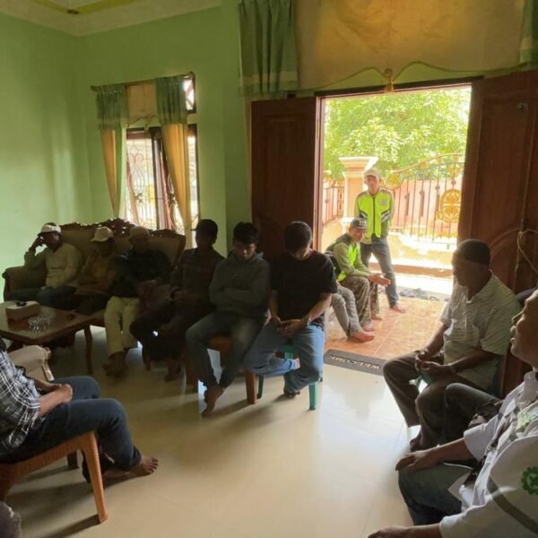 Warga Muara Jawa mendatangi kantor PT Bintang Prima Energy Pratama menuntut operasional tambang kembali dibuka setelah aktivitas berhenti akibat izin RKAB belum disetujui.