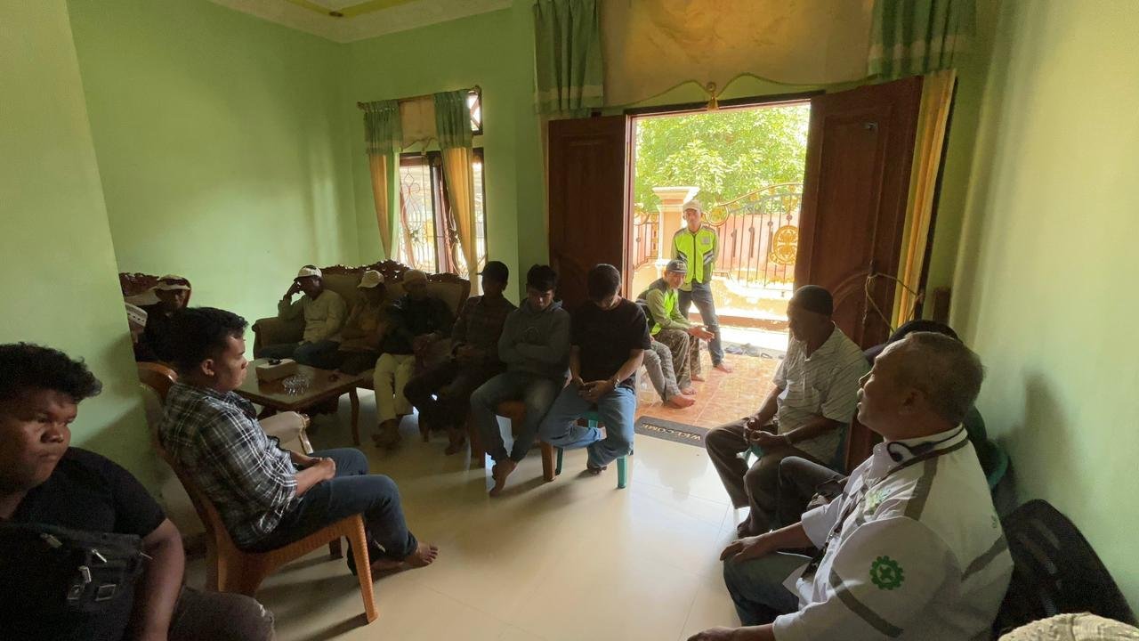 Warga Muara Jawa mendatangi kantor PT Bintang Prima Energy Pratama menuntut operasional tambang kembali dibuka setelah aktivitas berhenti akibat izin RKAB belum disetujui.