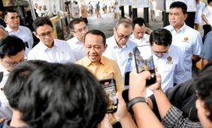 Menteri ESDM Bahlil Lahadalia memastikan harga BBM bersubsidi tidak naik hingga Lebaran 2026 meski harga minyak dunia menembus USD100 per barel.