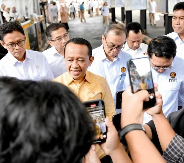 Menteri ESDM Bahlil Lahadalia memastikan harga BBM bersubsidi tidak naik hingga Lebaran 2026 meski harga minyak dunia menembus USD100 per barel.