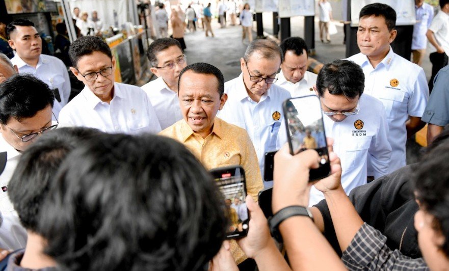 Menteri ESDM Bahlil Lahadalia memastikan harga BBM bersubsidi tidak naik hingga Lebaran 2026 meski harga minyak dunia menembus USD100 per barel.