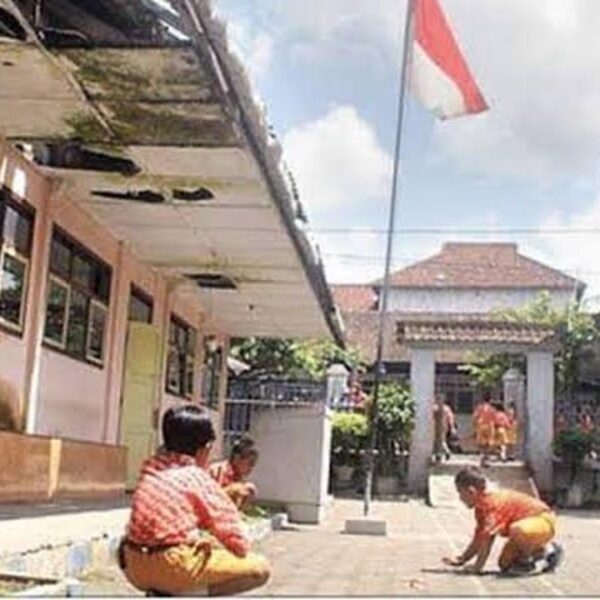 Donasi mitra Badan Gizi Nasional mencapai Rp80 juta untuk membantu pembangunan ruang kelas sekolah di Sukabumi, Jawa Barat.