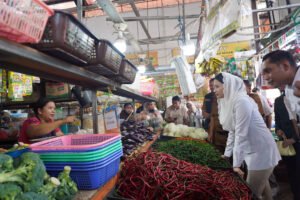 Wamendag Dyah Roro Esti memastikan stok bahan pokok di Pasar Summerland Batam aman dan harga relatif stabil selama Ramadan hingga Idulfitri 2026.