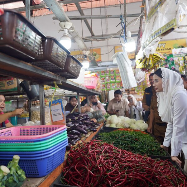 Wamendag Dyah Roro Esti memastikan stok bahan pokok di Pasar Summerland Batam aman dan harga relatif stabil selama Ramadan hingga Idulfitri 2026.