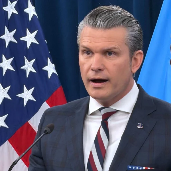 Menteri Pertahanan AS Pitt Hexet memberikan keterangan pers di depan mikrofon terkait investigasi operasi militer di Iran yang memicu mosi pemakzulan oleh anggota DPR Amerika Serikat di Washington D.C.