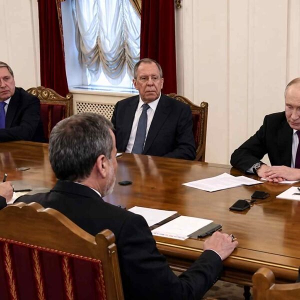 Iran Panaskan Dunia: Selat Hormuz Nyaris Lumpuh 95%, Rusia Masuk, AS Kehilangan Arah?