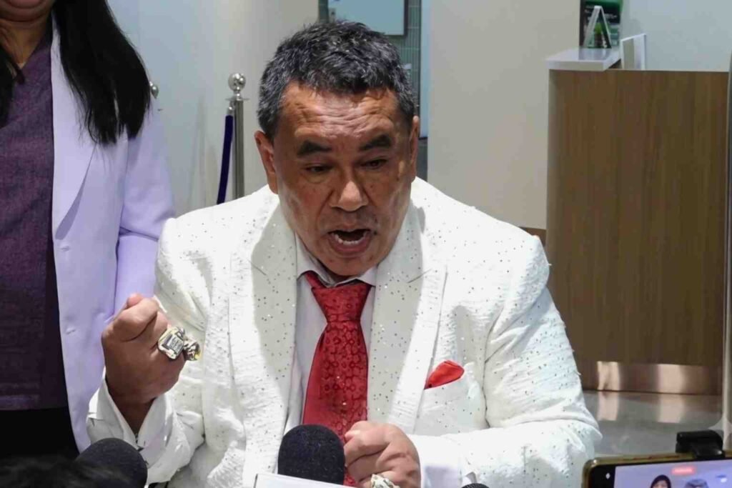 hotman paris lakukan conferensi pers