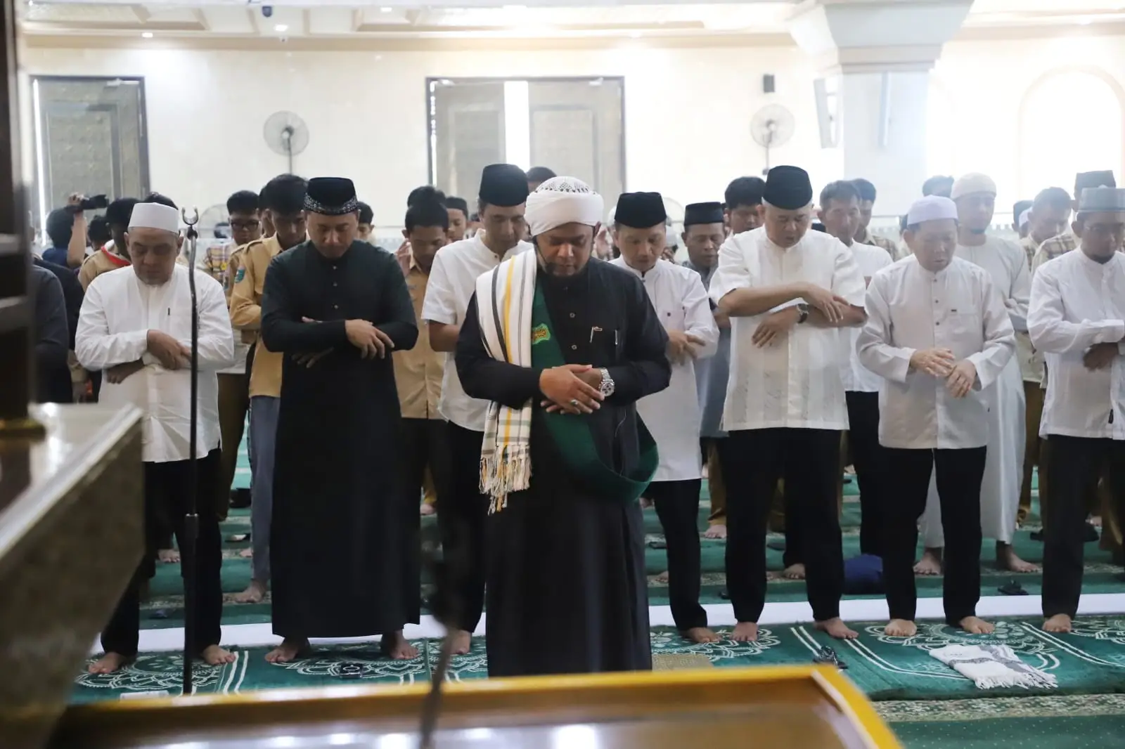 Salat Istisqa tersebut dipimpin sekaligus diisi tausiah dan doa oleh Ustaz H. Sutanil Fadhlan Ma’ruf, Pengasuh Pondok Pesantren Tahfidz Darul Falah Samarinda. (Foto: Diskominfo Kaltim)