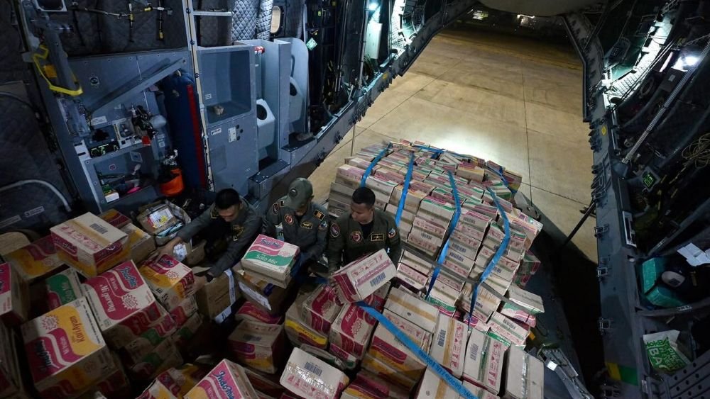 Sebanyak 65 ton logistik diangkut menuju wilayah terdampak bencana gempa bumi di NTT dari Pangkalan TNI AU Halim Perdanakusuma, Jakarta, pada Rabu, 19 Agustus 2026 Foto: BPMI Setpres