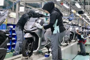 Pekerja merakit motor listrik Molinas Alva.