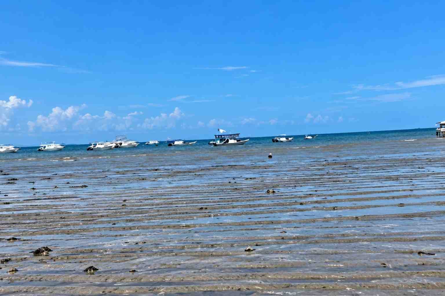 Aktivitas Gunung Anak Krakatau di Selat Sunda setelah erupsi dan pemantauan kondisi laut oleh BMKG untuk mengantisipasi potensi tsunami.