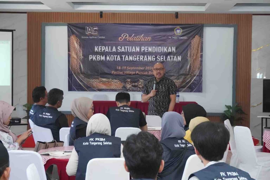 Sekretaris Dinas Pendidikan dan Kebudayaan Kota Tangerang Selatan menyampaikan materi kepada peserta Pelatihan Kepala Satuan Pendidikan PKBM Kota Tangerang Selatan di Puncak Bogor.