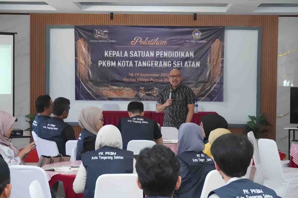 Sekretaris Dinas Pendidikan dan Kebudayaan Kota Tangerang Selatan menyampaikan materi kepada peserta Pelatihan Kepala Satuan Pendidikan PKBM Kota Tangerang Selatan di Puncak Bogor.