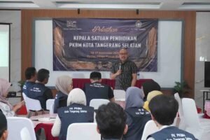 Sekretaris Dinas Pendidikan dan Kebudayaan Kota Tangerang Selatan menyampaikan materi kepada peserta Pelatihan Kepala Satuan Pendidikan PKBM Kota Tangerang Selatan di Puncak Bogor.