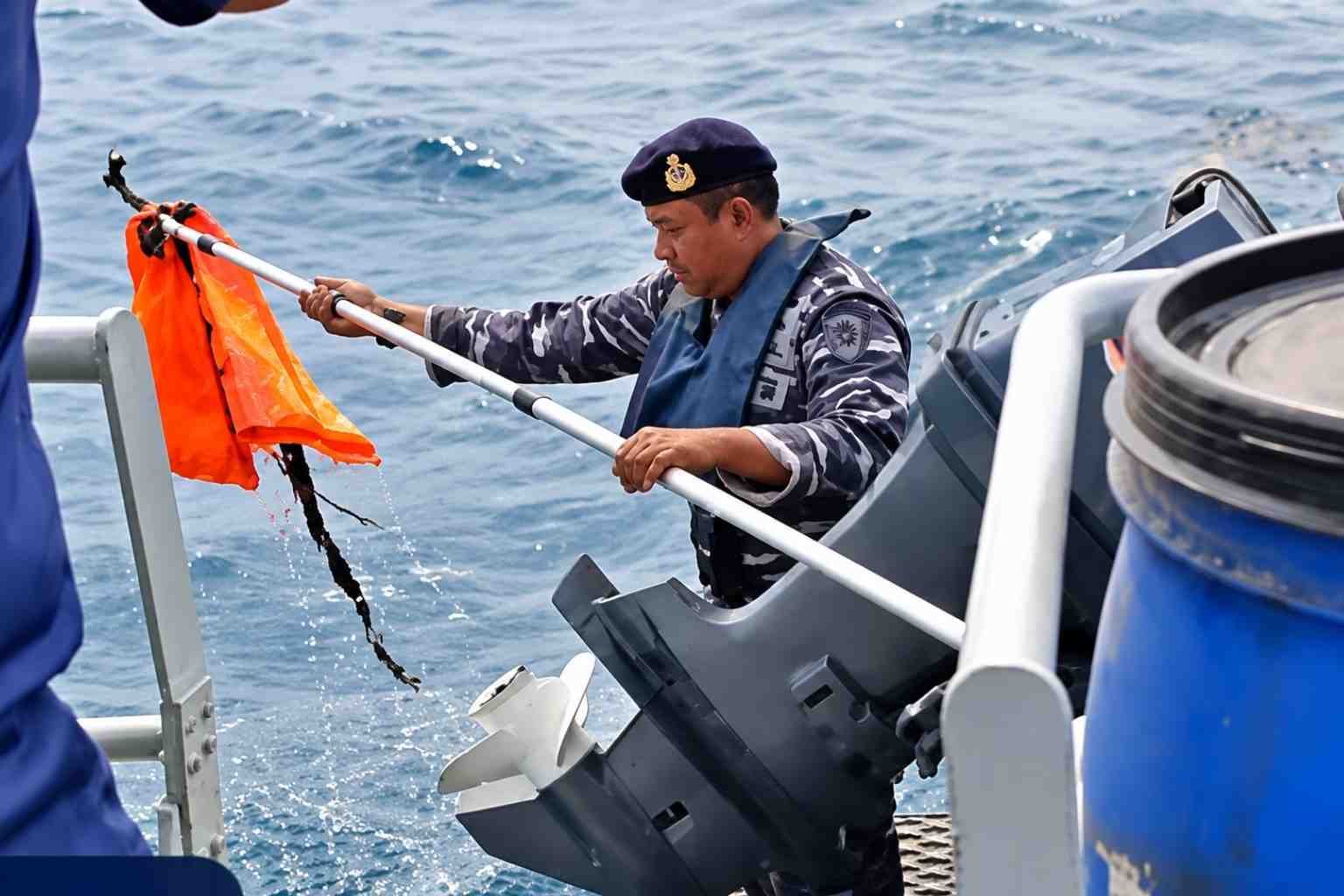 Tim SAR mengangkat pelampung oranye yang ditemukan di perairan Selat Sunda saat pencarian lima jurnalis dan tiga awak kapal Arupadhatu 1 yang hilang.