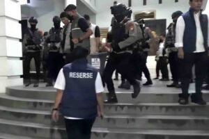 Polisi menita barang bukti kasus pemerasan Bupati Gowa