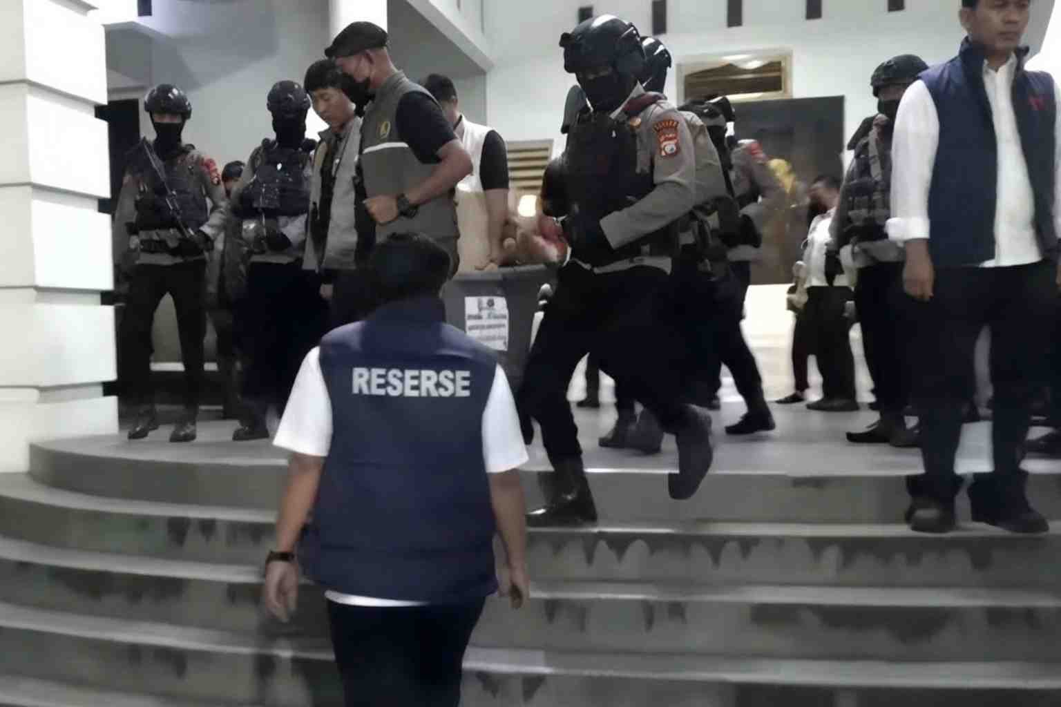 Polisi menita barang bukti kasus pemerasan Bupati Gowa
