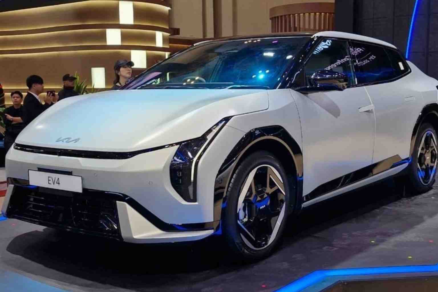 Kia EV4 tampil dengan desain futuristis di sebuah pameran otomotif.