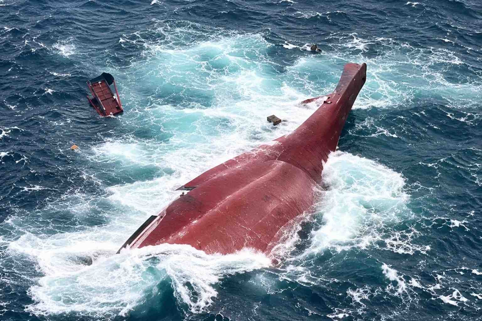 KM Virgo Transport 8 terbalik di perairan Laut Jawa dalam proses pencarian dan evakuasi korban