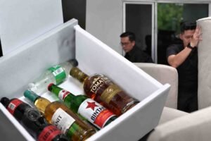 Petugas mengeluarkan sofa, microwave, dispenser, dan barang lain dari hunian Lapas Cibinong. Botol miras kembali ditemukan setelah sidak DPR RI dan Ombudsman.