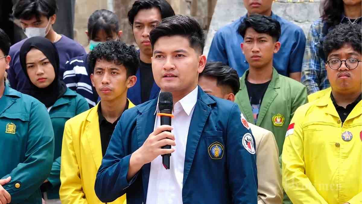 Aksi mahasiswa di Tugu Proklamasi Jakarta menyuarakan kritik terkait HAM, KKN, ekonomi, dan pendidikan.