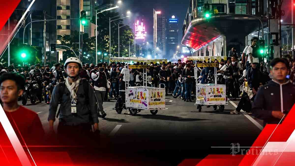 Respons DPR dan pemerintah terhadap tuntutan mahasiswa mengenai penanganan karhutla, penegakan hukum, dan evaluasi kebijakan.