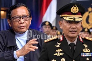 Mahfud MD memberikan pesan kepada Kapolri Suyudi Ario Seto untuk memanfaatkan momentum pergantian kepemimpinan sebagai langkah memperkuat reformasi dan profesionalisme Polri.